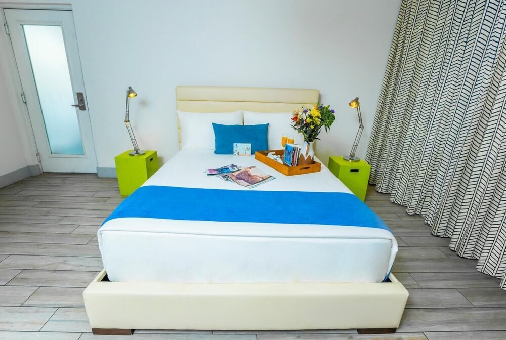 Walk to North Beach Oceanside Park, 2 Quiet Apartment-Style Units, Pool, Kitchen