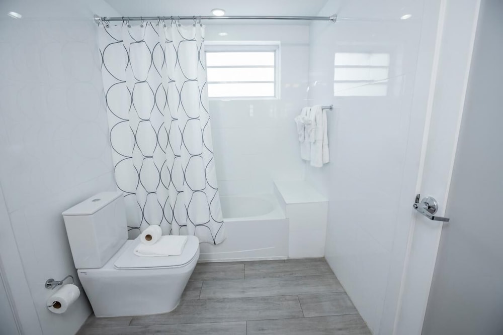 Walk to North Beach Oceanside Park, 2 Quiet Apartment-Style Units, Pool, Kitchen