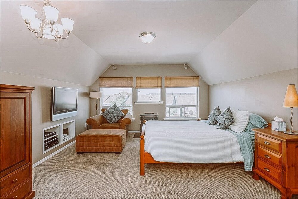 Bright + spacious house w/ hot tub. Close to beach! Birch Bay Vrbo