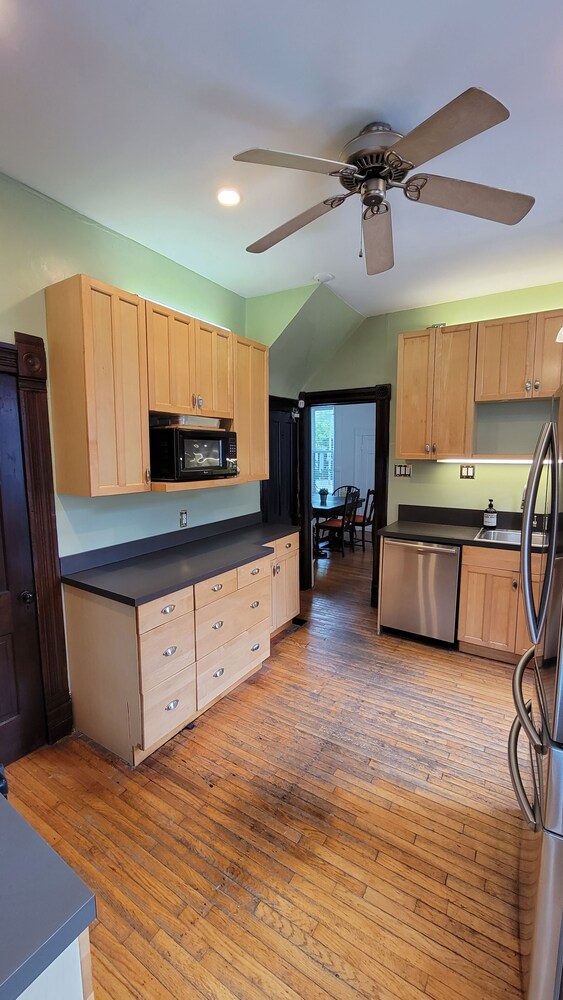 Historic 150 y/o 3bedroom KC house with hot tub., Kansas City Room