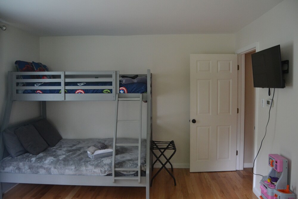 Pocono Getaway Relaxing Hot Tub !!!, Hammock , Fire pit, Lake Access