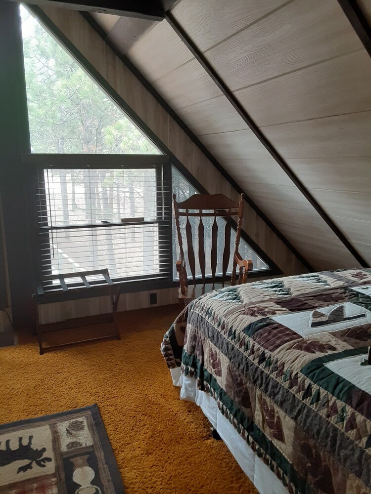 Cabin nestled in the Pines near Lake Pactola! ATV trails! Mt Rushmore