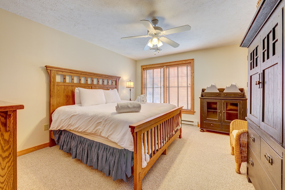 ⭐️ Huge Cabin 3min to Camelback + Hot Tub, Pool, Fireplace, Grill