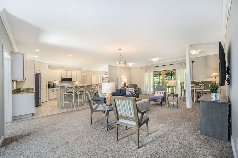 Spacious 6 BR Harbor Springs home walk to town, short drive to beaches/slopes! Harbor Springs