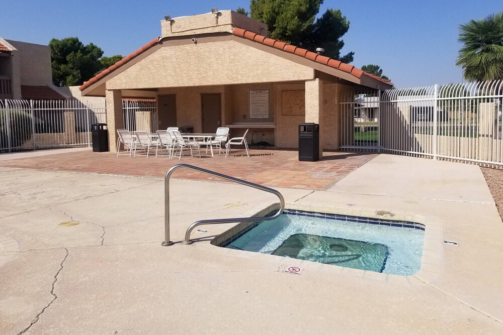 New! Ground level, Pool/Spa, WIFI, Minutes to GCC & Historic Downtown Glendale’s dining/shopping!