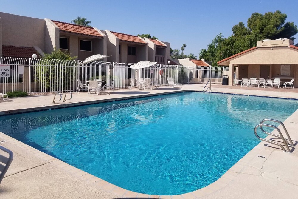 New! Ground level, Pool/Spa, WIFI, Minutes to GCC & Historic Downtown Glendale’s dining/shopping!