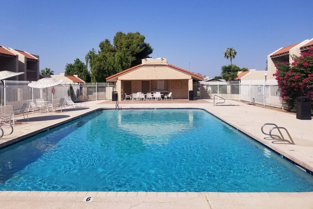 New! Ground level, Pool/Spa, WIFI, Minutes to GCC & Historic Downtown Glendale’s dining/shopping!