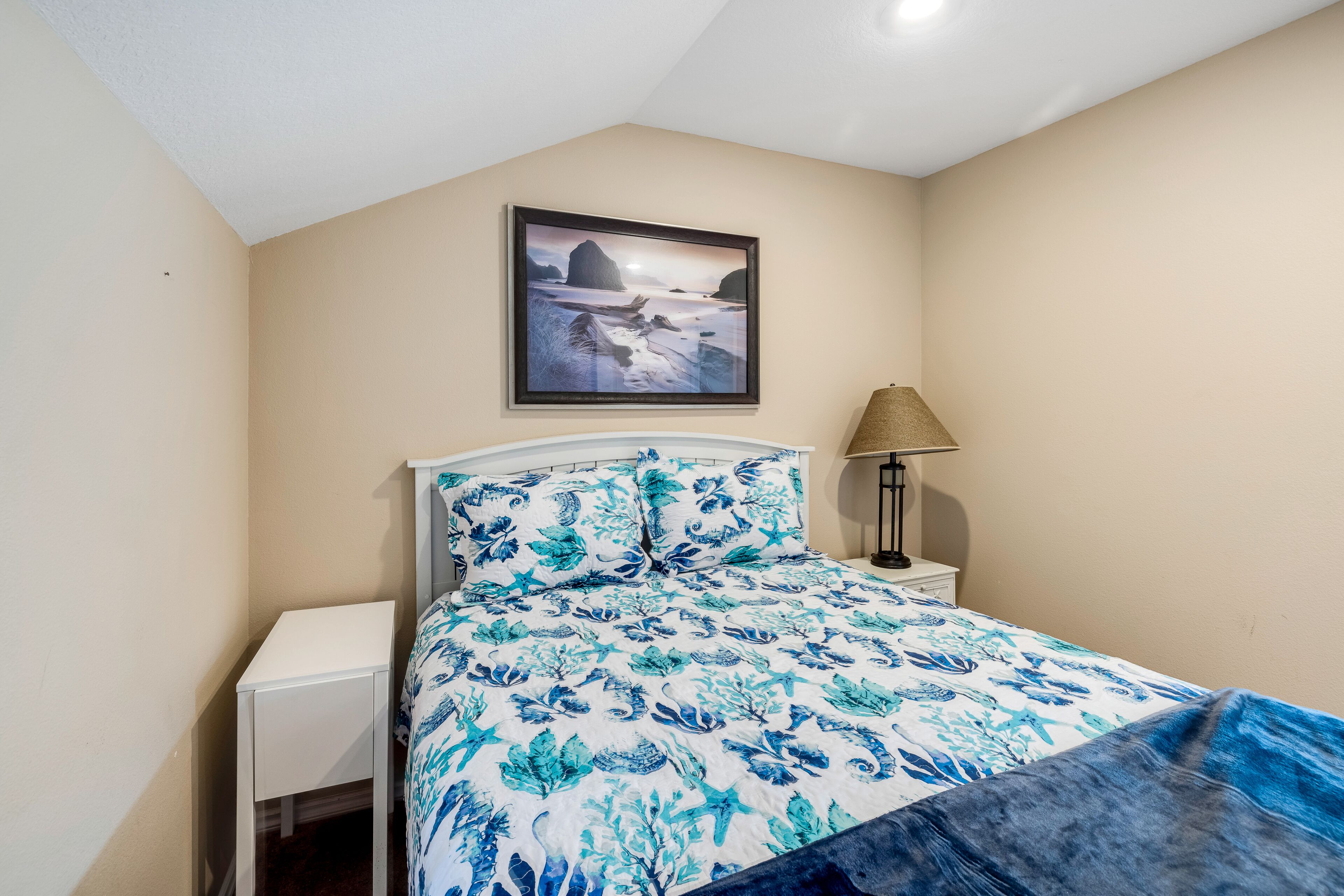 Dog-Friendly Cabin near the Beach w/Deck, Gas Fireplace, Kitchenette, Free WiFi in Depoe Bay, United States