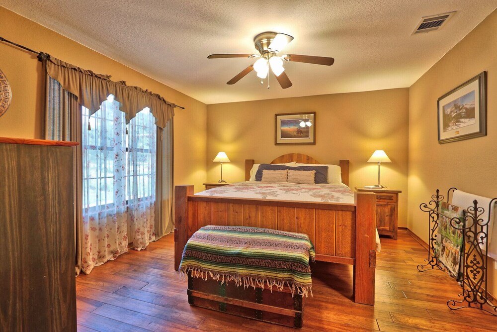 Honky Tonk Getaway Secluded Pet Friendly Property near Hays City Store