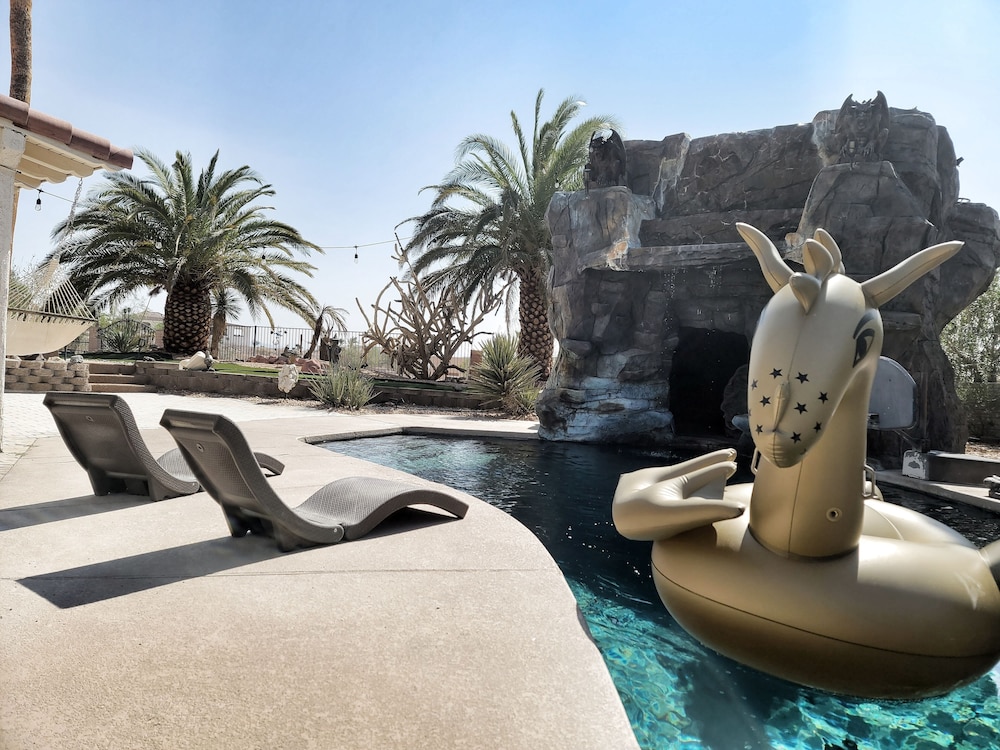 Mansion Backed to Mtns. Hotub Overlooking Vegas