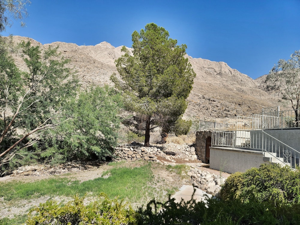 Mansion Backed to Mtns. Hotub Overlooking Vegas