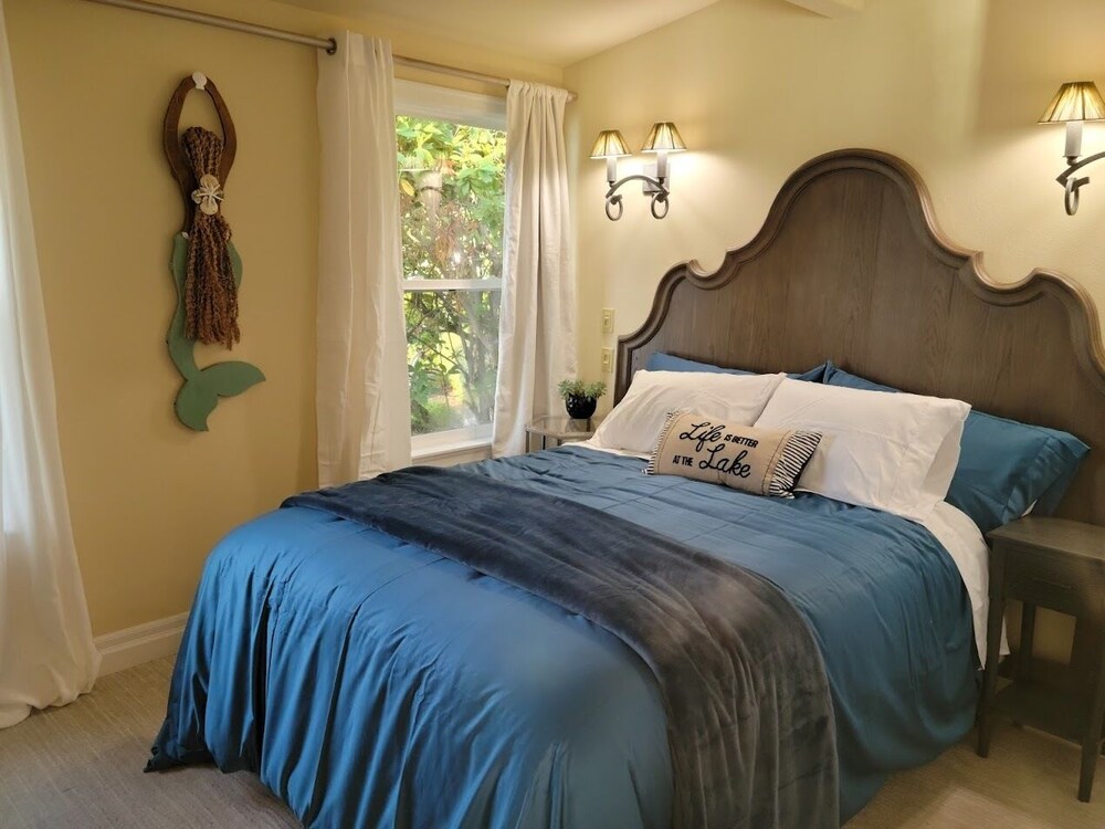 Unique Lake Goodwin Waterfront Cabin with Hot Tub, Fire Pit & Large