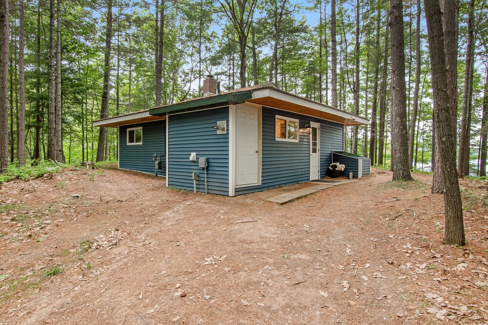 Lakefront, DogFriendly Cabin with Lake View, Central AC, Dock, Deck