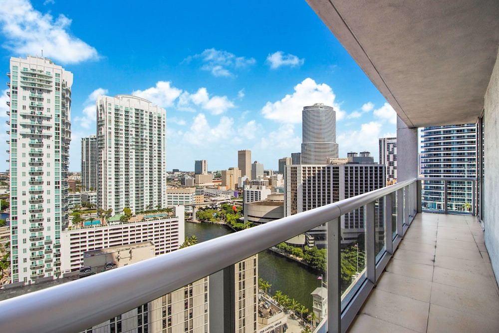 Lovely Waterfront 2BR 2BA Condo at IconBrickell