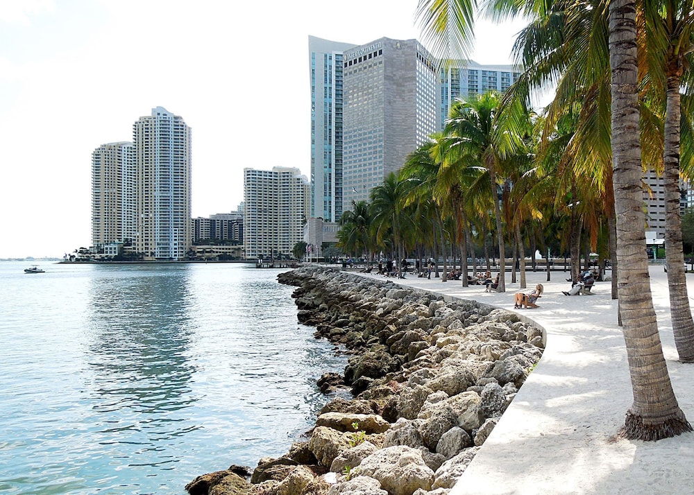 Lovely Waterfront 2BR 2BA Condo at IconBrickell