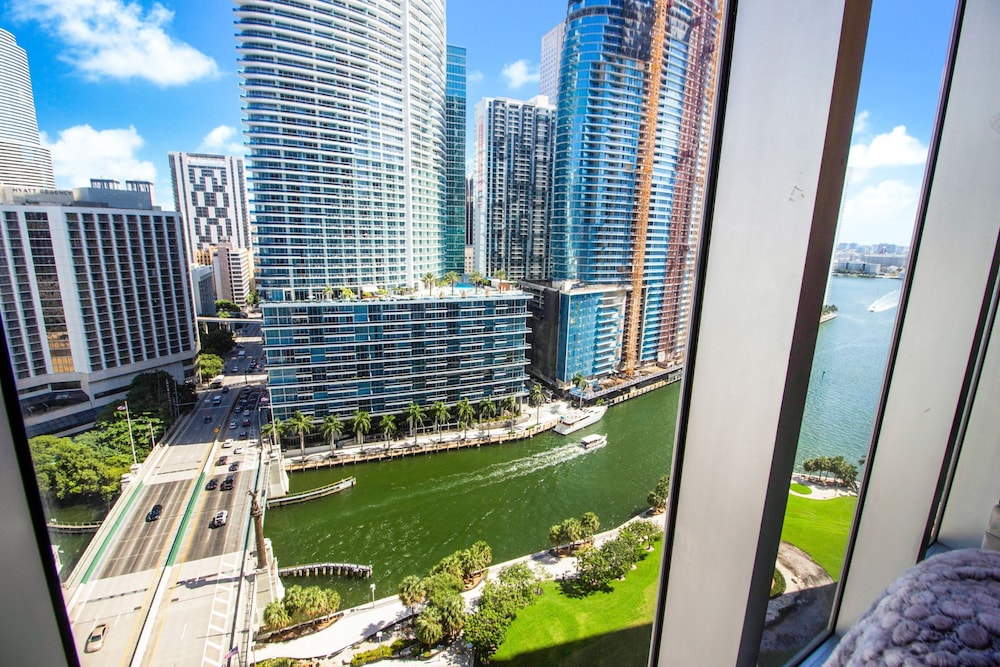 Lovely Waterfront 2BR 2BA Condo at IconBrickell