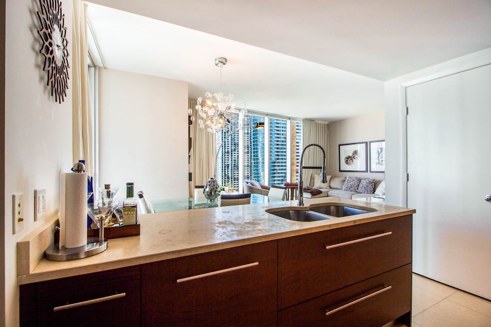 Lovely Waterfront 2BR 2BA Condo at IconBrickell