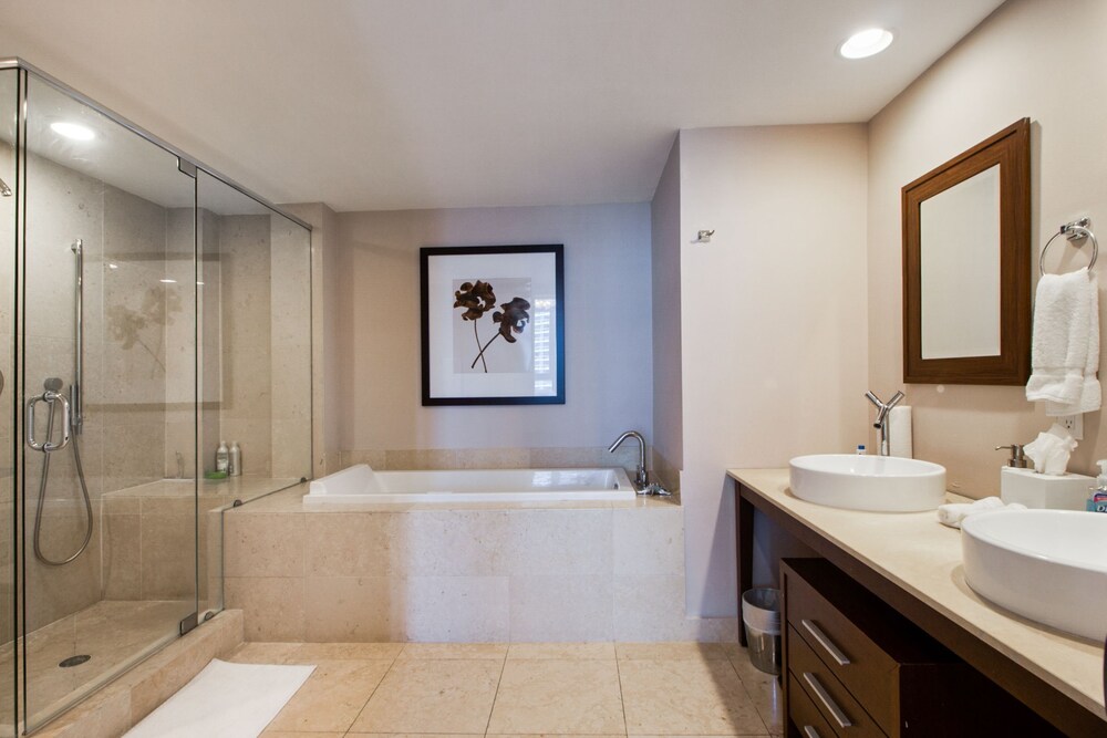 Lovely Waterfront 2BR 2BA Condo at IconBrickell