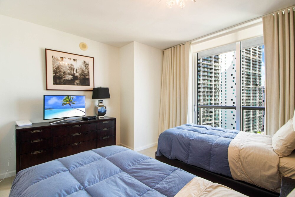 Lovely Waterfront 2BR 2BA Condo at IconBrickell