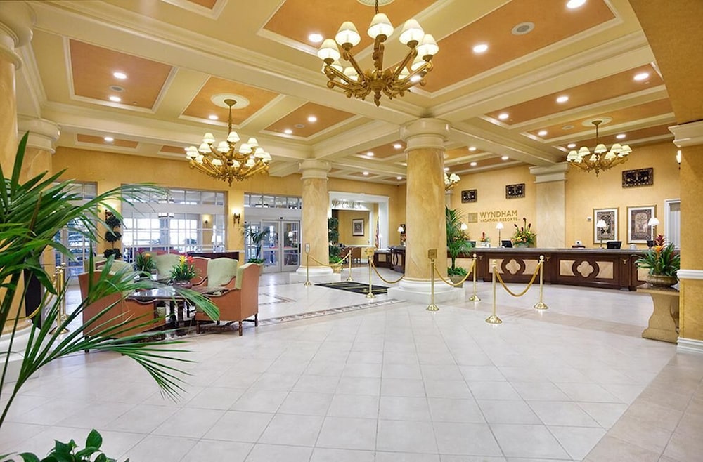 2BR Condo Steps from the Strip: Full Kitchen, W/D, Living & DIning Room, Pool