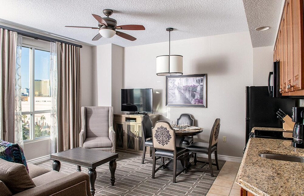 2BR Condo Steps from the Strip: Full Kitchen, W/D, Living & DIning Room, Pool