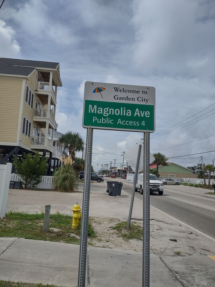 One block to Garden City Beach and Pier!