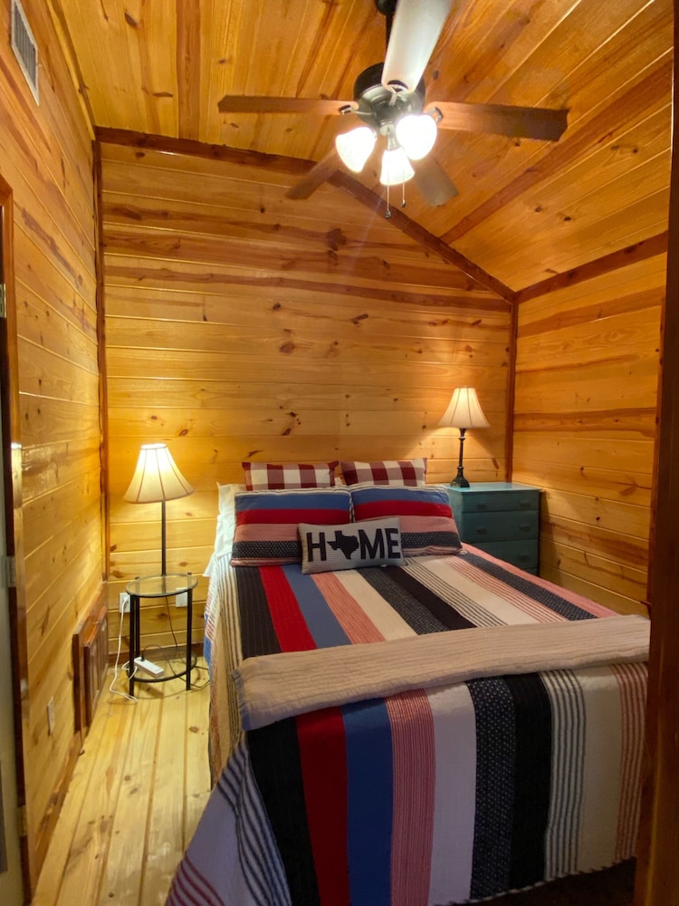 Open modern Cabin, fishing, shooting range, tranquil/private, firepit