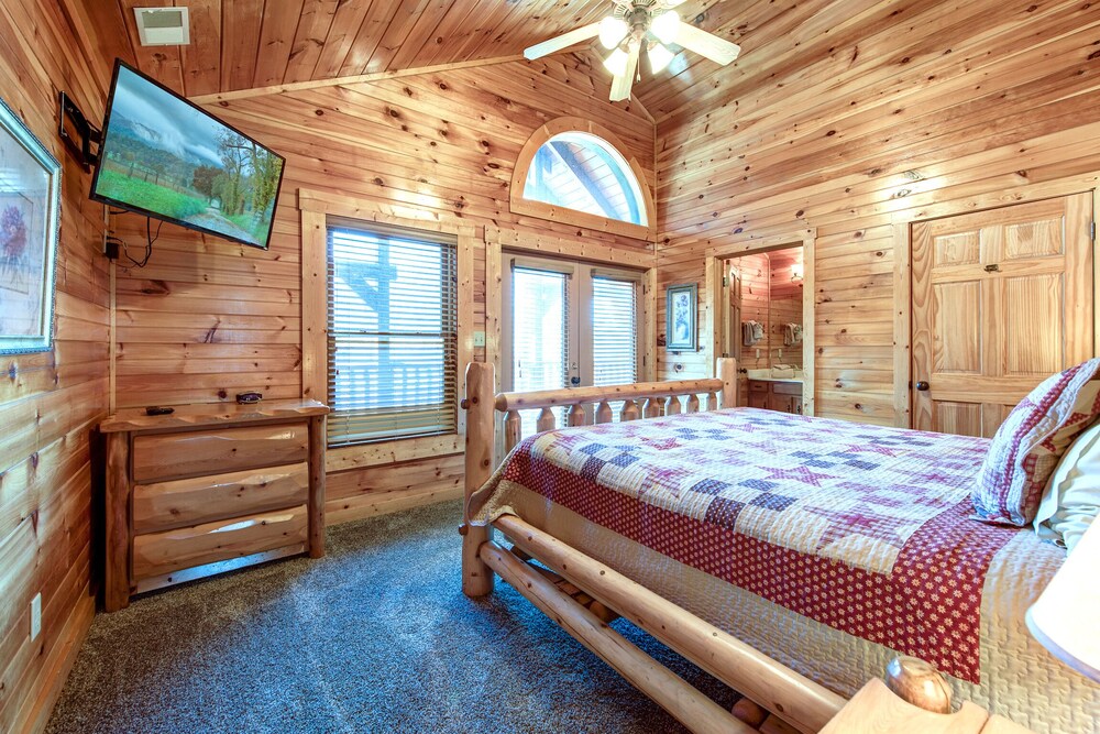 Hemlock Inn, 8 Bedrooms, Sleeps 38, Theater Room, Pool Table, Hot Tub