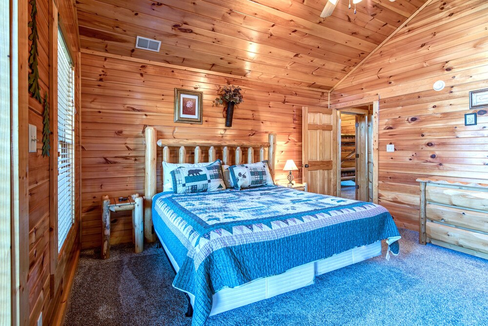 Hemlock Inn, 8 Bedrooms, Sleeps 38, Theater Room, Pool Table, Hot Tub