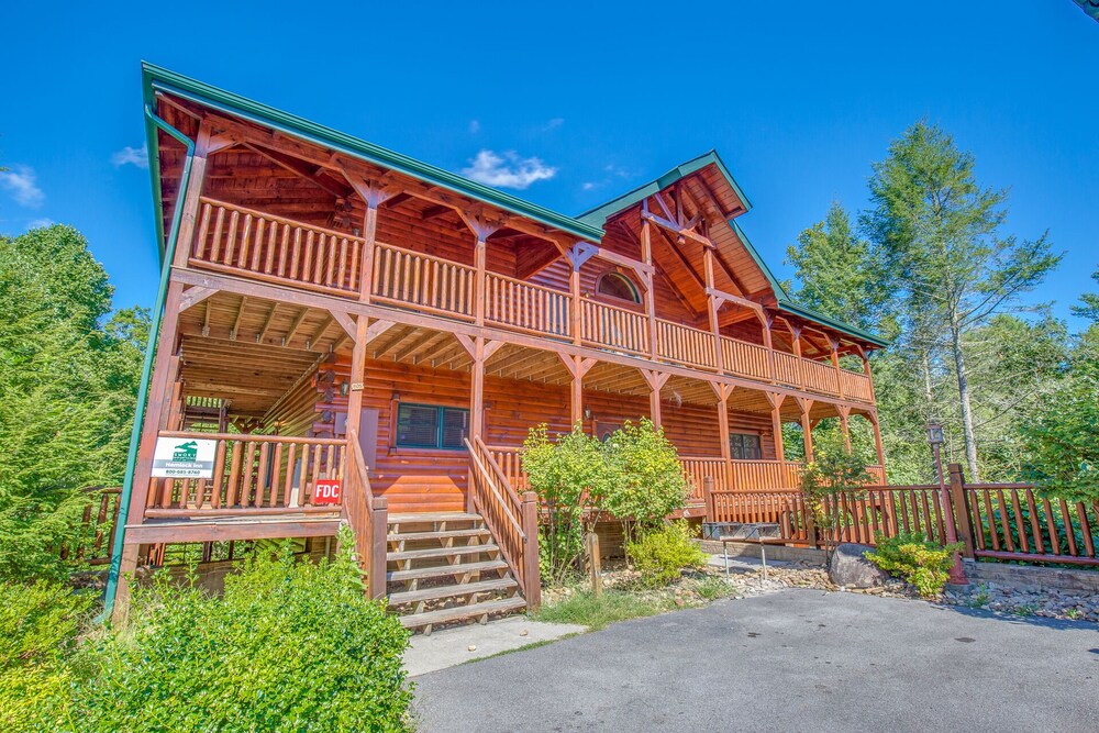 Hemlock Inn, 8 Bedrooms, Sleeps 38, Theater Room, Pool Table, Hot Tub