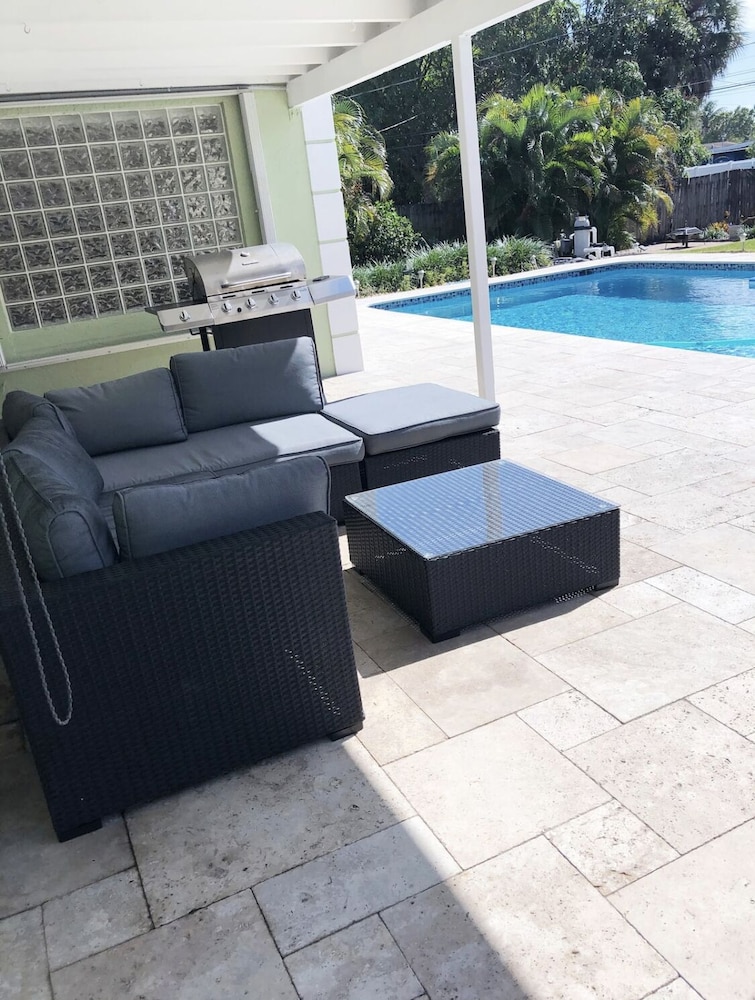 NEW!!POOL TABLE🎱HUGE PRIVATE POOL☀️5 MINS FROM FTL✈️