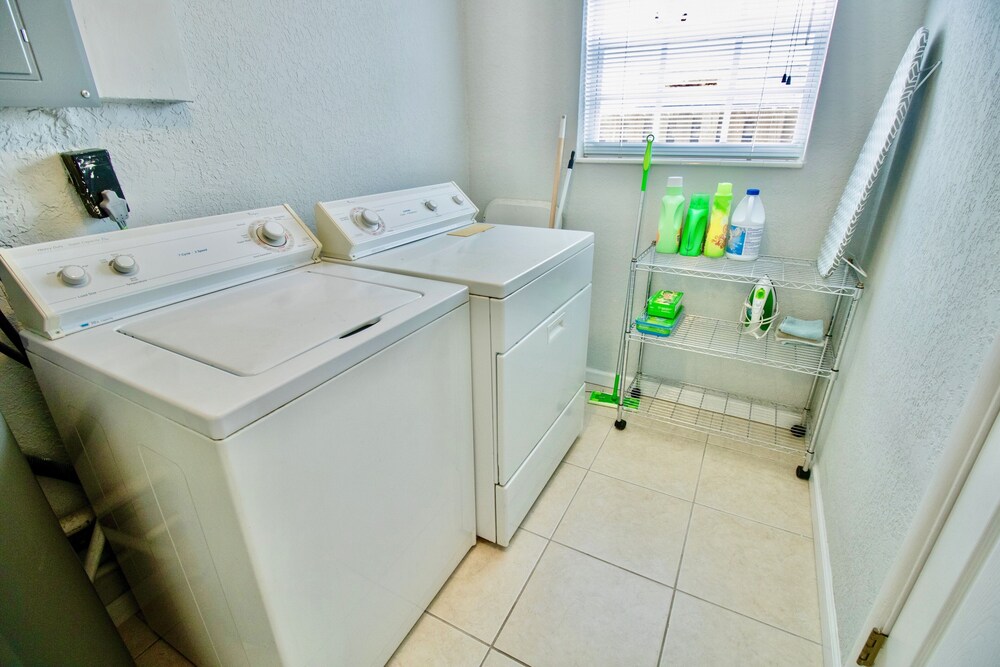 NEW!!POOL TABLE🎱HUGE PRIVATE POOL☀️5 MINS FROM FTL✈️