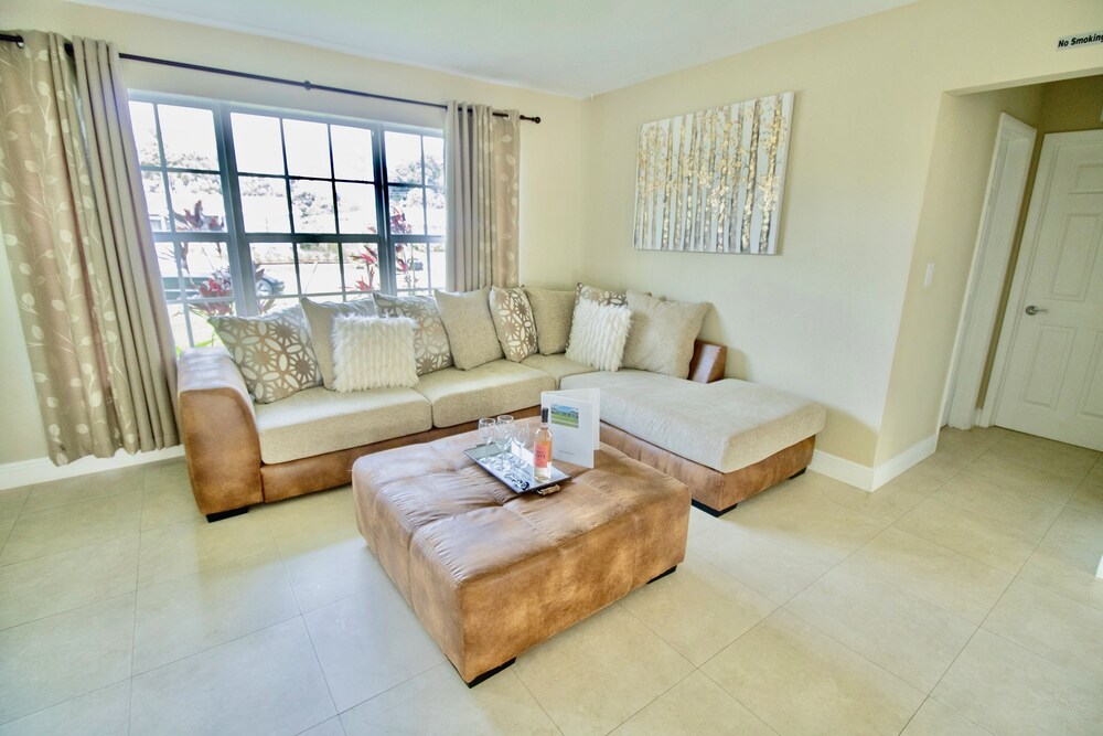 NEW!!POOL TABLE🎱HUGE PRIVATE POOL☀️5 MINS FROM FTL✈️