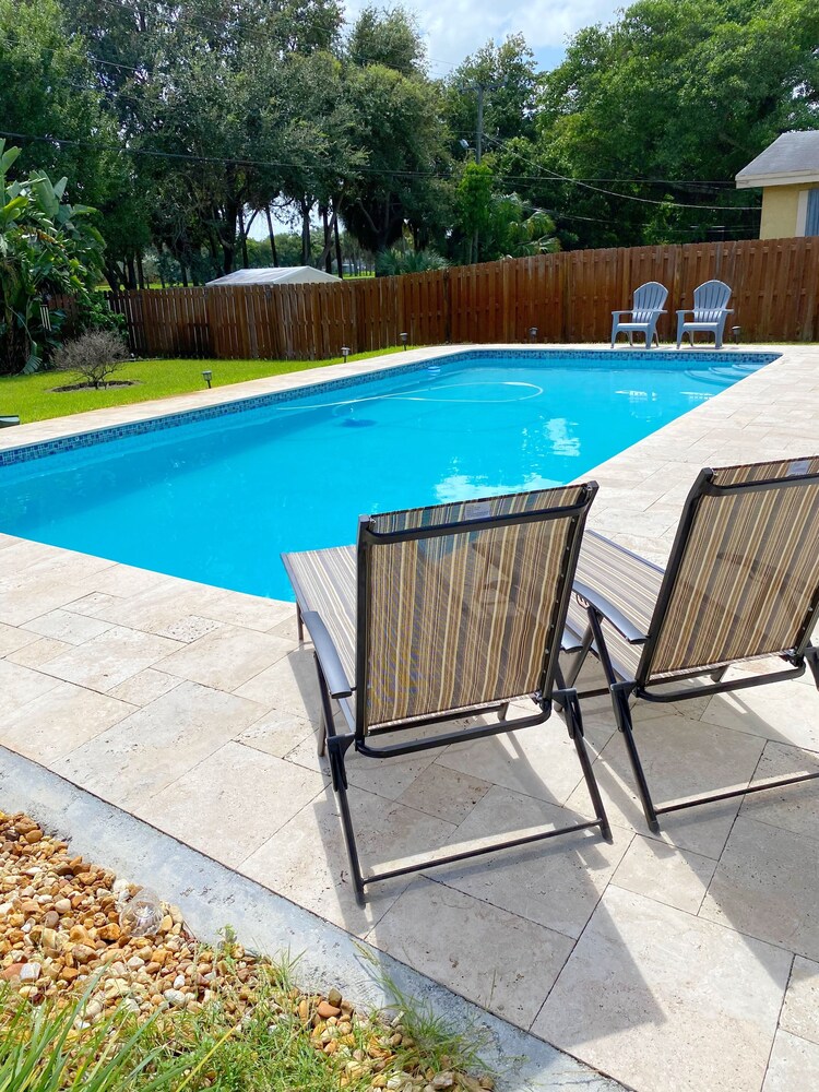 NEW!!POOL TABLE🎱HUGE PRIVATE POOL☀️5 MINS FROM FTL✈️