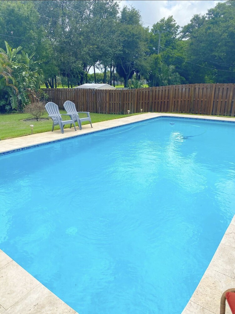 NEW!!POOL TABLE🎱HUGE PRIVATE POOL☀️5 MINS FROM FTL✈️