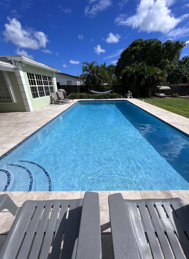 NEW!!POOL TABLE🎱HUGE PRIVATE POOL☀️5 MINS FROM FTL✈️