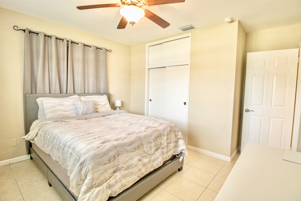 NEW!!POOL TABLE🎱HUGE PRIVATE POOL☀️5 MINS FROM FTL✈️