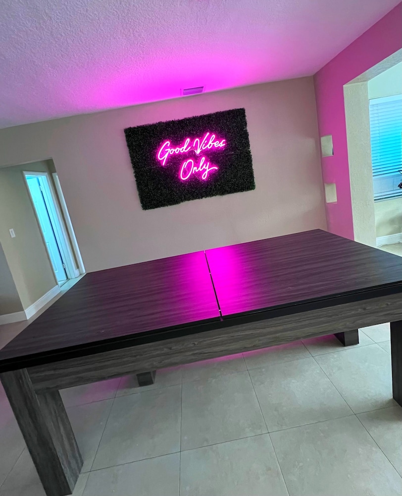NEW!!POOL TABLE🎱HUGE PRIVATE POOL☀️5 MINS FROM FTL✈️