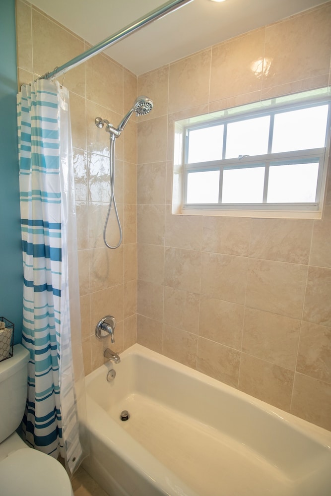 NEW!!POOL TABLE🎱HUGE PRIVATE POOL☀️5 MINS FROM FTL✈️