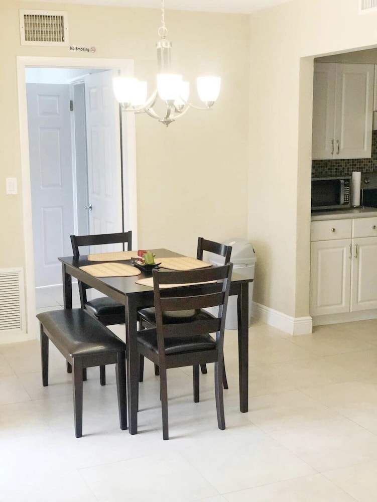 NEW!!POOL TABLE🎱HUGE PRIVATE POOL☀️5 MINS FROM FTL✈️