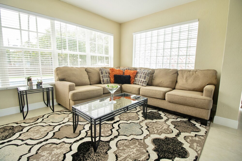 NEW!!POOL TABLE🎱HUGE PRIVATE POOL☀️5 MINS FROM FTL✈️