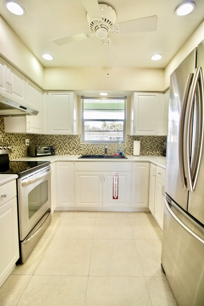 NEW!!POOL TABLE🎱HUGE PRIVATE POOL☀️5 MINS FROM FTL✈️