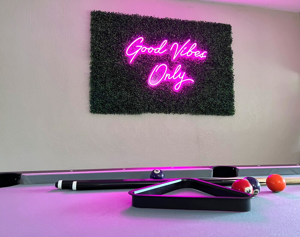 NEW!!POOL TABLE🎱HUGE PRIVATE POOL☀️5 MINS FROM FTL✈️