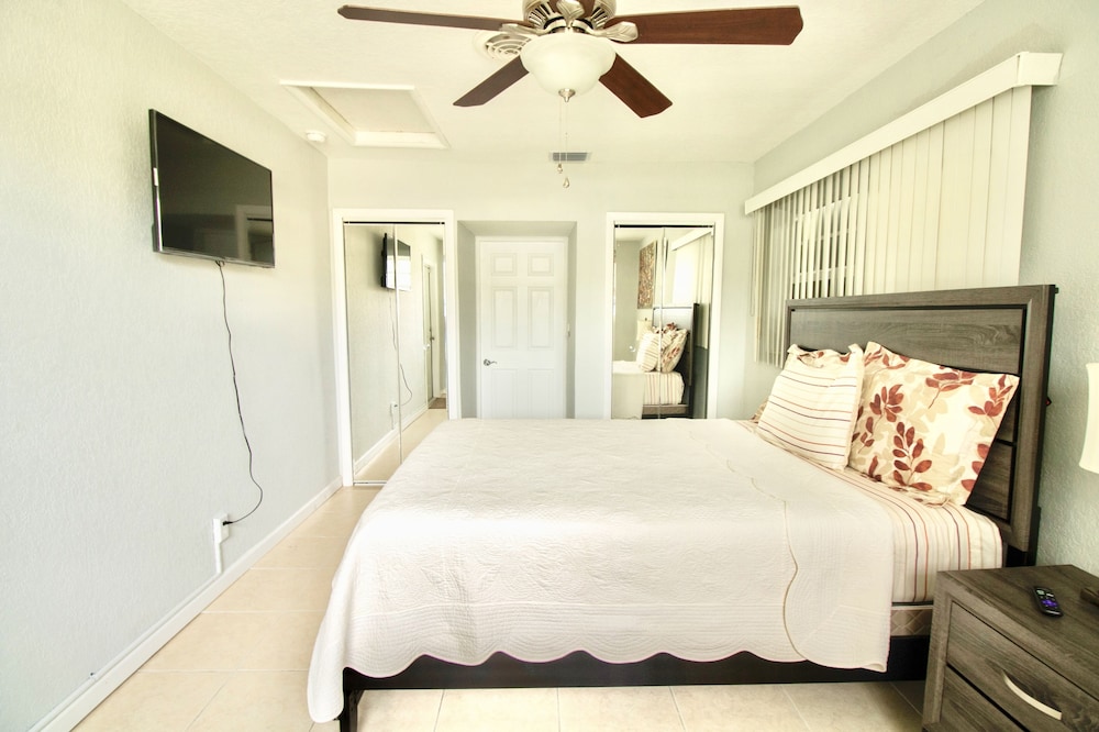 NEW!!POOL TABLE🎱HUGE PRIVATE POOL☀️5 MINS FROM FTL✈️