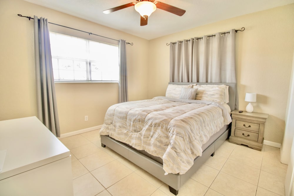 NEW!!POOL TABLE🎱HUGE PRIVATE POOL☀️5 MINS FROM FTL✈️