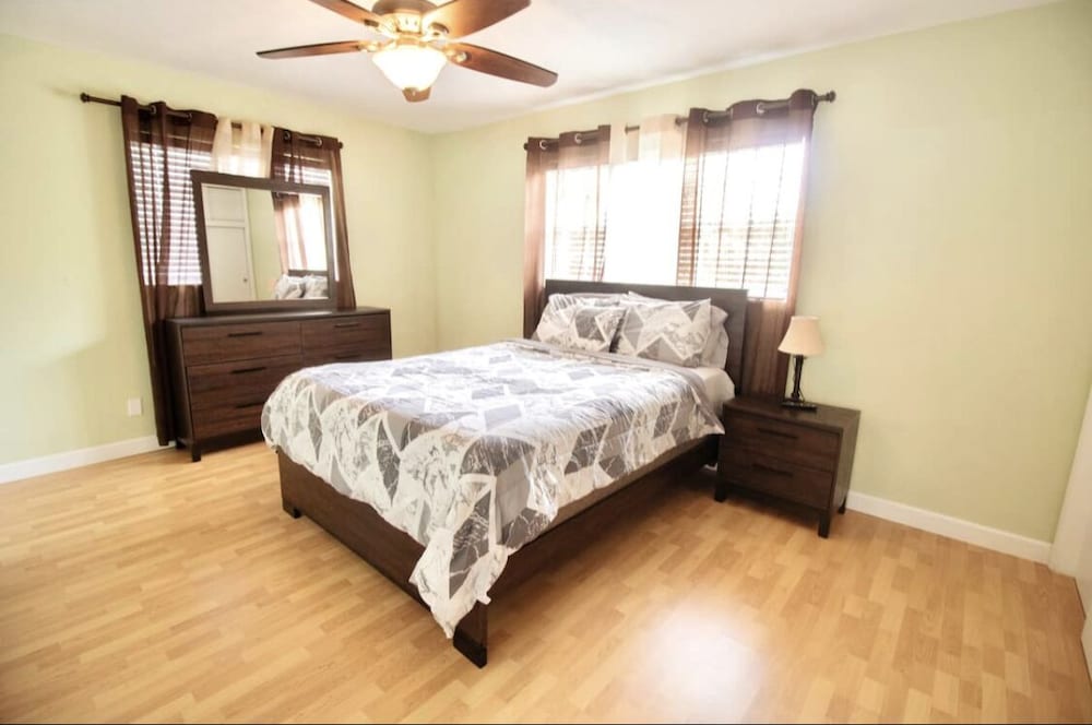 NEW!!POOL TABLE🎱HUGE PRIVATE POOL☀️5 MINS FROM FTL✈️