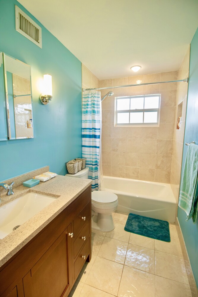 NEW!!POOL TABLE🎱HUGE PRIVATE POOL☀️5 MINS FROM FTL✈️