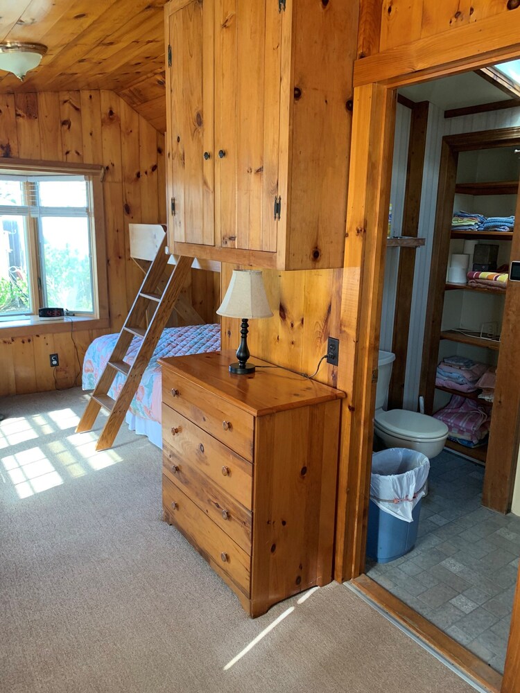 Beautiful cottage SECONDS to the beach with WATER view Dennis Port Vrbo