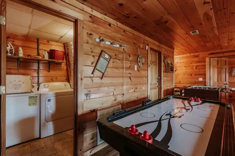 Spacious Cabin with Amazing Views, Hot Tub, Game Room, 3 miles to downtown