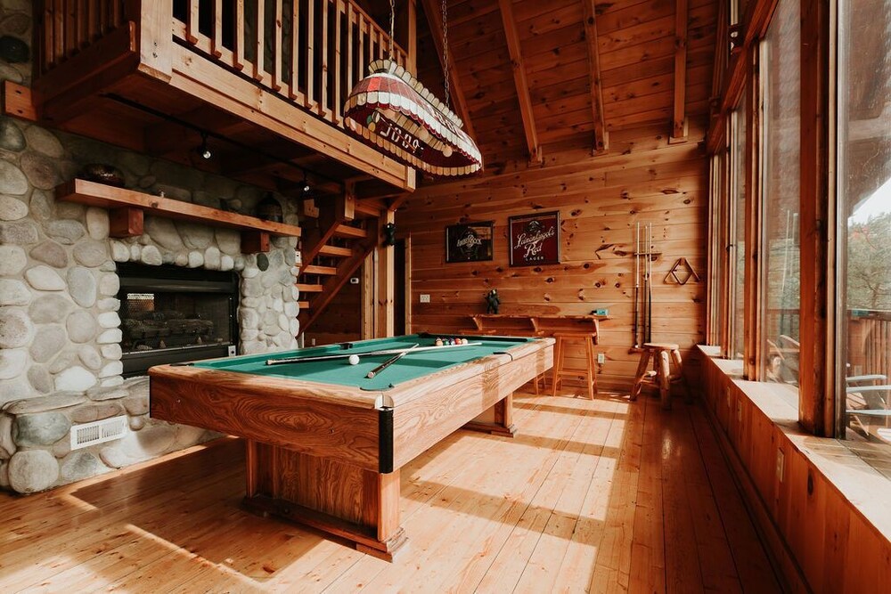 Spacious Cabin with Amazing Views, Hot Tub, Game Room, 3 miles to downtown